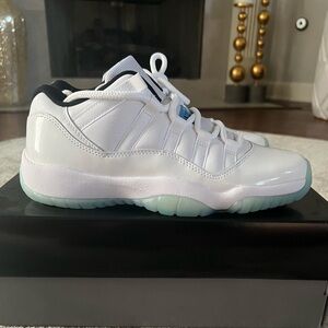 Air Jordan 11 Low
Legend Blue